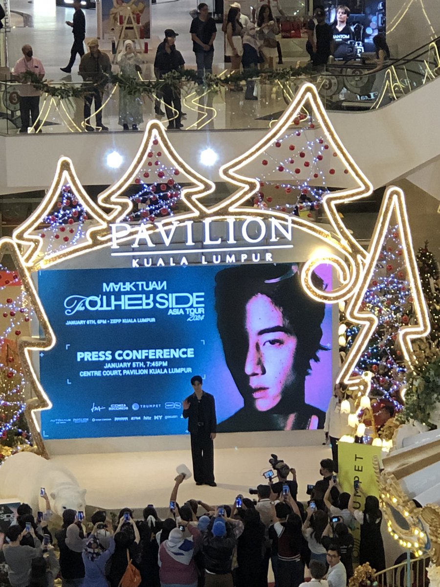 zk_1804's tweet image. I see u @marktuan 😉🫰#MarkTuan #MarkTuaninKL #pavilionKL