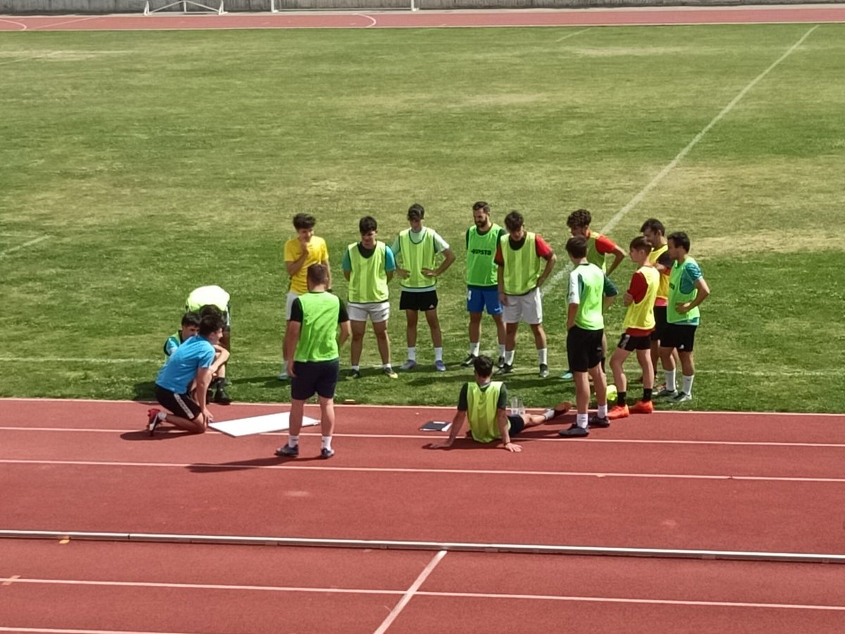 Entrenadores de fútbol Al-Qázeres tweet media