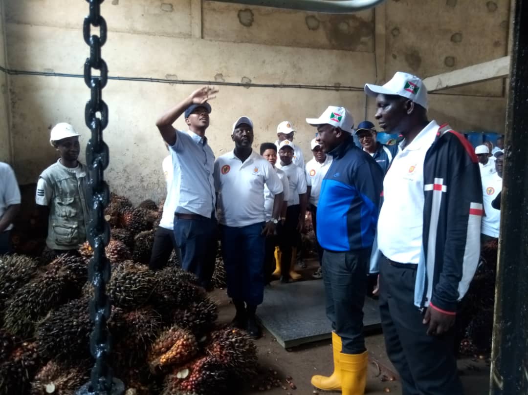 ohpburundi's tweet image. #Rumonge :L'@ohpburundi : Visite de l'unité industriel  #cicar par l'assistant du @BMineagrie Monsieur Emmanuel NDORIMANA @BMineagrie #Burundi.