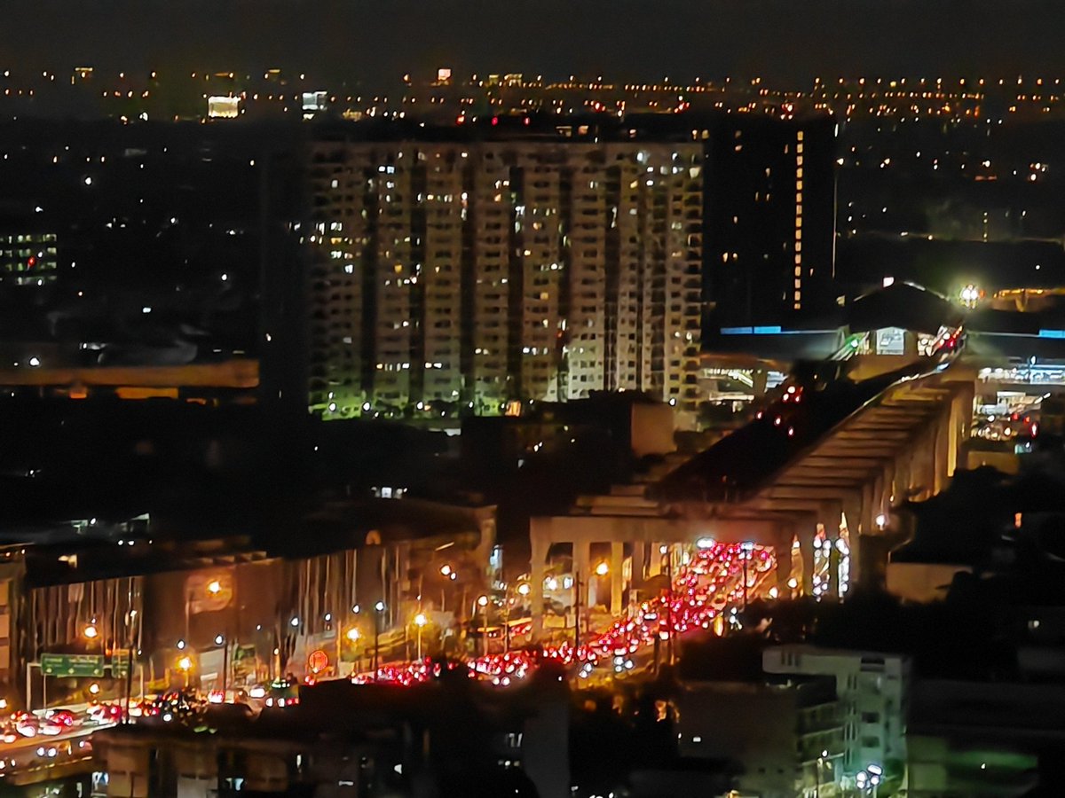 js100radio's tweet photo. RT@lekbb : 19.21 ผลกระทบจากถนนทรุดที่ #ถนนกาญจนาภิเษก ทำให้รถที่มาจากแยกรัชดาท่าพระเลี้ยวเข้าเพชรเกษมไม่ได้ ท้ายแถวอยู่เลยเขตบางกอกใหญ่พันขึ้นมาบนสะพานข้ามตลาดพลูแล้วครับ #รถติด https://t.co/W8Z1u7LS2J