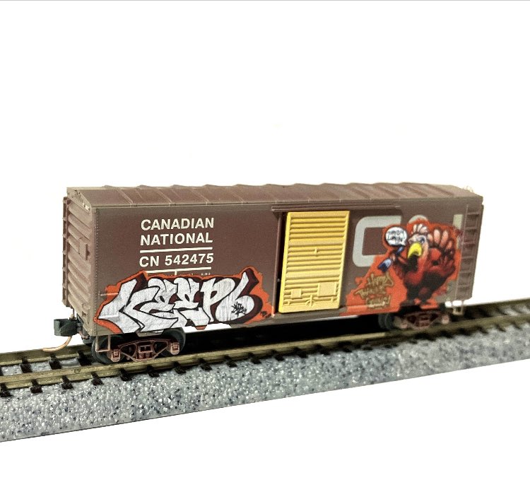 bourbontrains's tweet photo. アメリカの鉄道(特に貨車)は落書きが日常なので😅模型メーカー(マイクロトレインズ社)でもこんな製品を販売しています💦
リアルな編成を組むには必需品?かも😅#アメリカ形鉄道模型 #microtrains #Graffity https://t.co/1VqDyCAazn