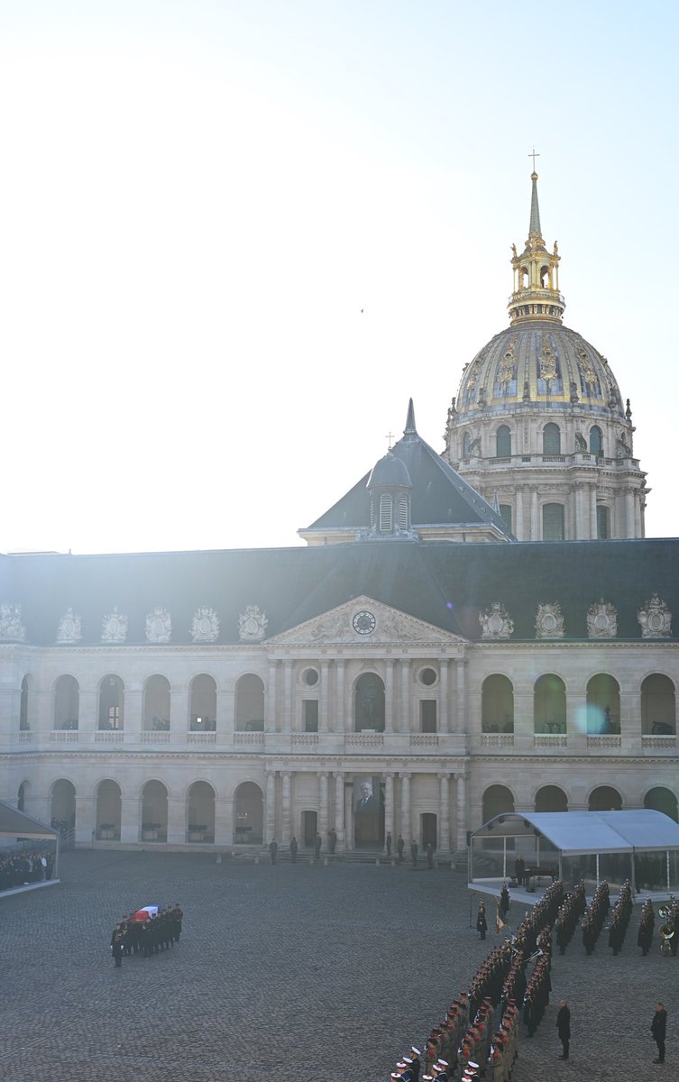 Aujourd'hui nous rendons hommage à Jacques Delors, à qui nous devons tant.

D'une communauté économique, il a fait une Union de peuples et de nations, liés par un destin commun.

Son immense héritage continuera d'inspirer la construction européenne.

Il restera ainsi parmi nous.