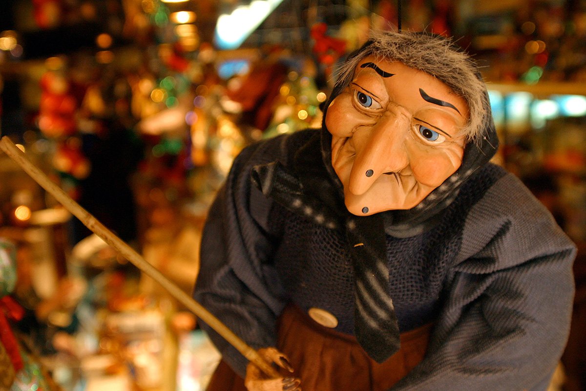 lunatraktors's tweet image. #LaBefana's greetings to you all! 🧹🎁💫

(PS: Did we mention we have a spooky Yuletide record out? lunatraktors.bandcamp.com/album/yulatrak…)