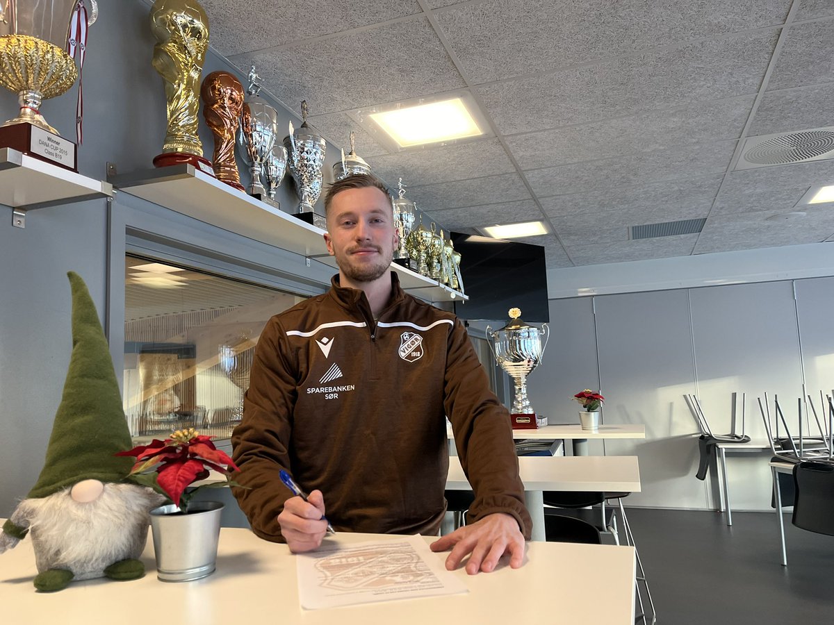 fkvigor's tweet photo. Henrik Poulsen er klar for sin 10. sesong som trener i Vigør✍🏻🤩

Kommende sesong tar @HenrikPoulsen4 med seg juniorlaget han har trent inn i voksenfotballen og spille i 6.divisjon. Det betyr at vi har 3(!) seniorlag på herresiden i 2024!

Vi gleder oss 🟤⚪️🟤 https://t.co/k1Q2roUA6U