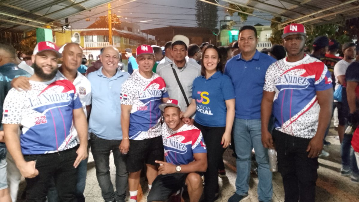 CabaNathaly's tweet photo. Compartiendo con los organizadores del torneo más importante del Barrio #SimónBolivar 
Agradecer al camarada #Ricky al empresario #Ambiorix y al capitán de #LaNuñez por involucrarnos en está hermosa actividad.

#DraKeylaRegidora 
#CarolinaAlcalde
#LuisPresidente 
 @victorogandord https://t.co/n6bDK5WIsc