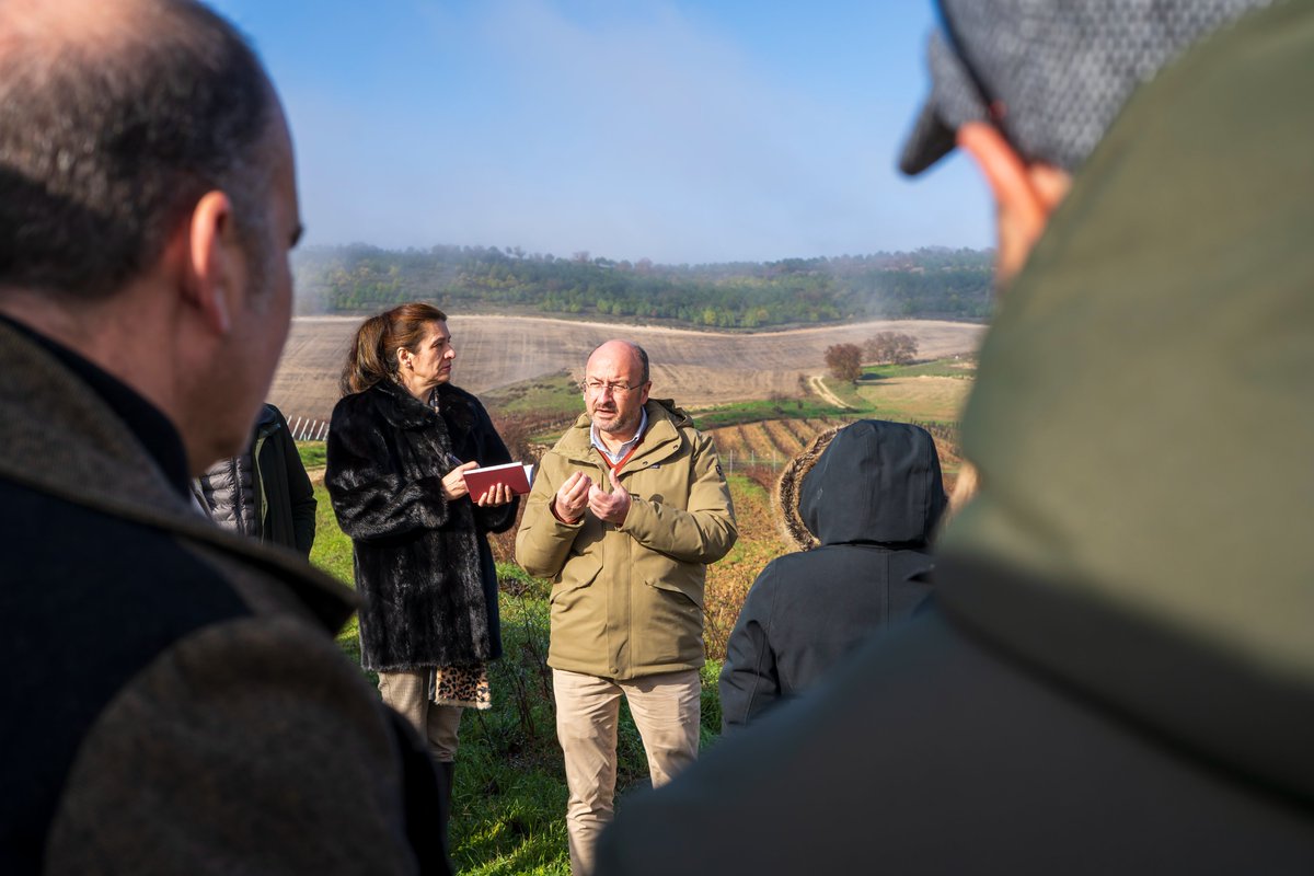 TVegaSicilia's tweet photo. En Tempos Vega Sicilia formamos a nuestro equipo para profundizar en el arte y la ciencia de nuestra viticultura. Mantenemos un compromiso con la maestría vinícola para seguir mejorando de manera constante.
#TemposVegaSicilia #Alion #Equipo #Cultura #Vino #Viñedo #Formación https://t.co/dYMdJ9caNd
