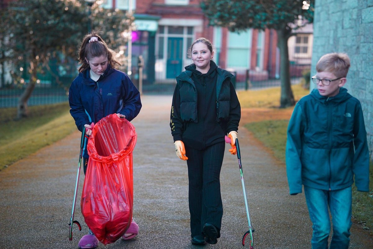 Well done Colwyn Bay Shedderz! Starting the New Year with a litter pick in their town 😎👏👏👏

What a fantastic way to start the new year 😁 

#prosocialbehaviour