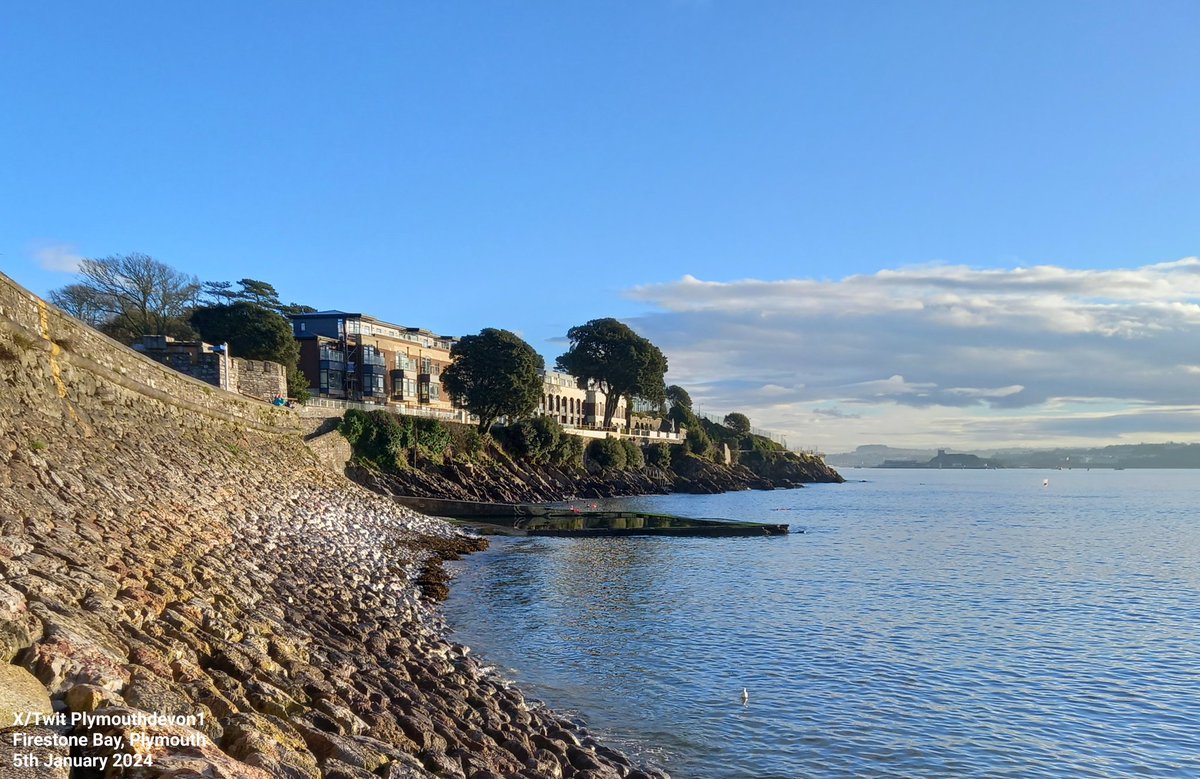 PlymouthDevon1's tweet photo. Sunshine β over Firestone Bay, Plymouth, this morning. #FridayVibes #FirestoneBay #Plymouth #Sunshine @DestinationPlym https://t.co/7EBuIwwOiG