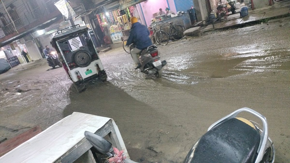 amarkhandelwal2's tweet photo. @UPGovt @myogiadityanath @myogioffice सड़को के ऐसी स्थिति में पिछले २ वर्षो से रह रहे है। कम से कम बारिश में तो कुछ उपाय कर दीजिए सर। कोई भी सड़क दुर्घटना हो सकती है ऐसे सड़को पर! धन्यवाद https://t.co/80lRvUmQUy