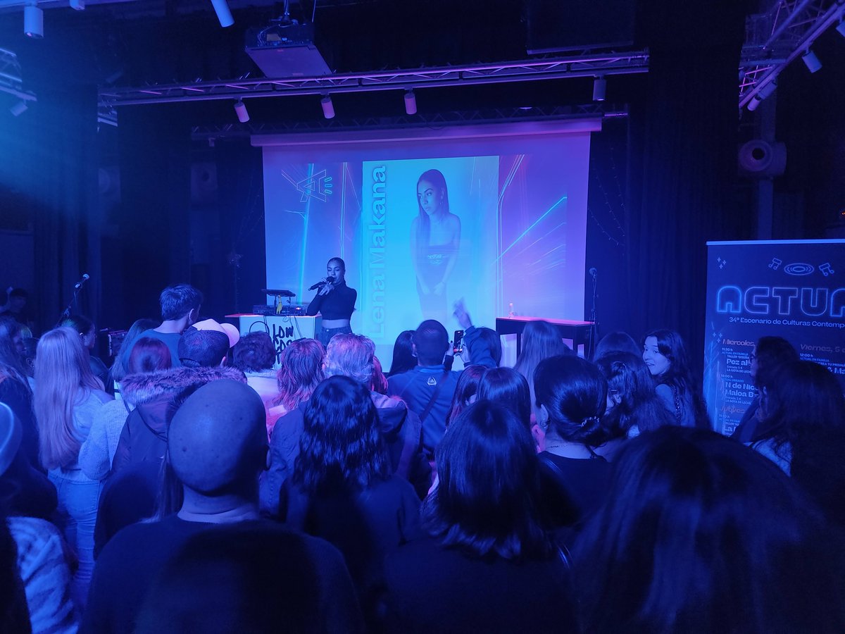 cONGDcar's tweet photo. 🔥  Ayer tuvimos el lujo de ver a Raquel Marín hacer un painting show en directo sobre migraciones como parte de Mindchangers  durante el @ActualFestival  en los conciertos de Lena Makana y Low Cost Trip https://t.co/Sx9cuQb1KZ