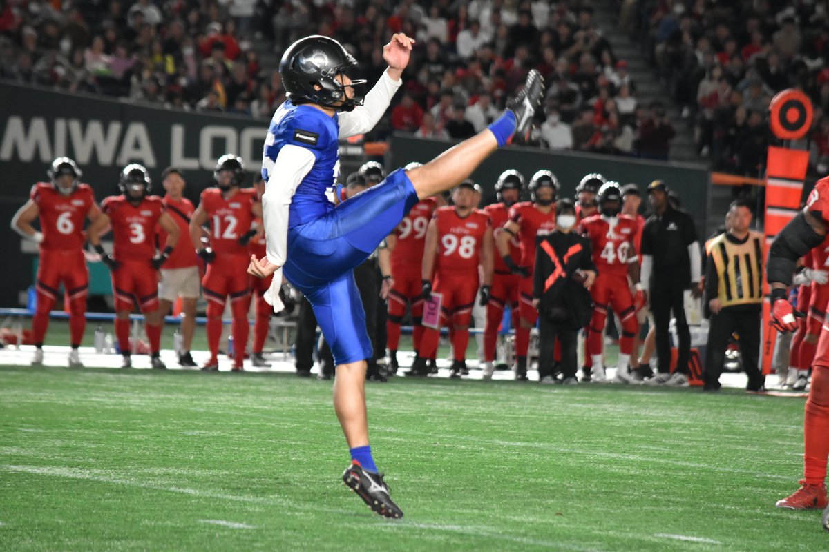 footballstore55's tweet photo. #ライスボウル （1/3）
パナソニック 10-16 富士通
パナK/P小林真大（神戸大）
4回のパントで平均53.5yd
初めてPで「オールX」に選ばれた実力を発揮。東京ドームをパントで沸かせた。私の取材仲間のレイバンズOB2人も「すげえー」と大喜びでした。 https://t.co/pu9fZwh10u