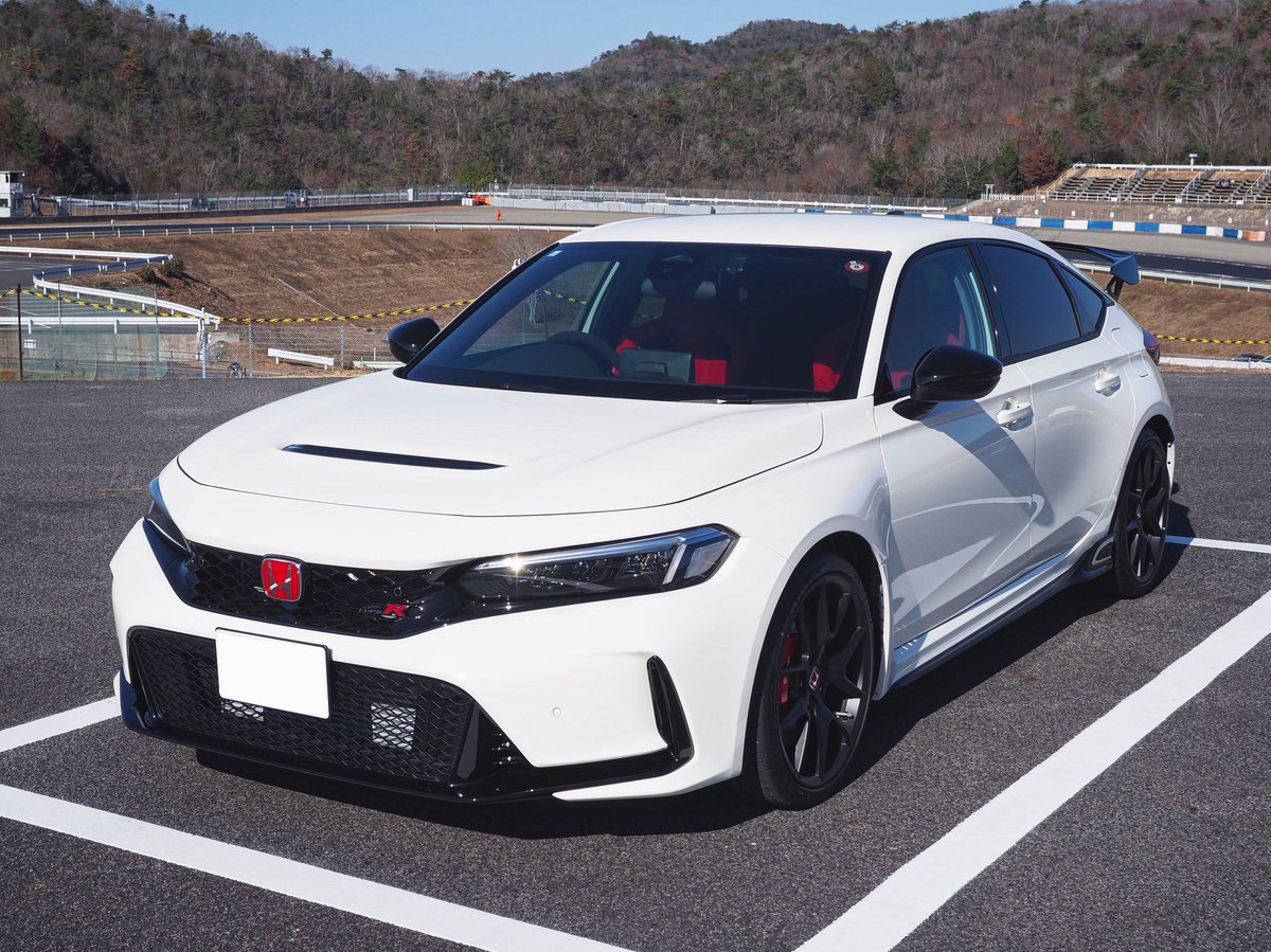 aki211rock's tweet photo. 昨年の秋に乗り替えました。
新たな相棒は #honda #civictyper です。
運転が楽しいです😁
#ホンダ乗りと繋がろう2024
#ホンダ好きと繋がりたい
#シビック好きと繋がりたい
#シビック乗りと繋がりたい
#ホンダ #シビックタイプr #fl5
#チャンピオンシップホワイト
#hondacivic #hondajp
#runforever https://t.co/pq9Q9X4P9y