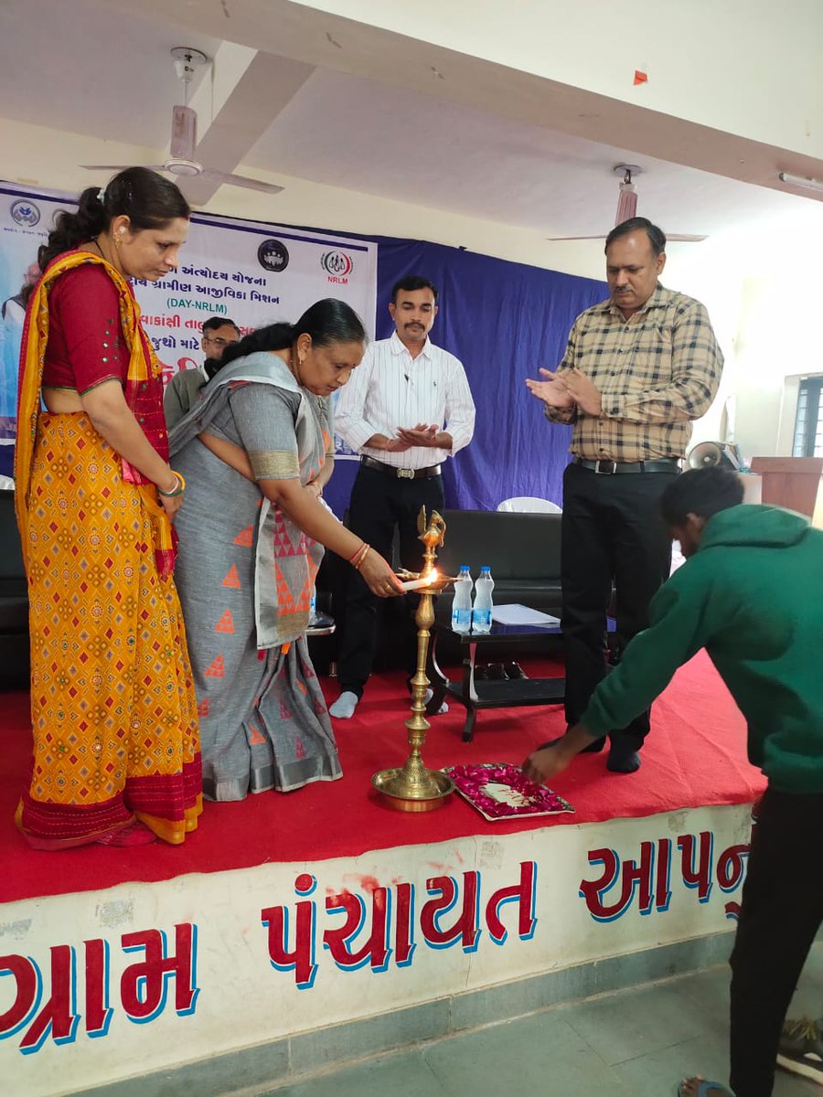 છોટાઉદેપુર જિલ્લાના નસવાડી અને કવાંટ ખાતે રાષ્ટ્રીય ગ્રામીણ આજીવિકા મિશન કાર્યક્ર્મ અંતર્ગત આજ રોજ નસવાડી ગ્રામ પંચાયત સભાખંડમાં સંસદસભ્યશ્રી ગીતાબેન રાઠવાના અધ્યક્ષસ્થાને કેશ-ક્રેડીટ કેમ્પ રાખવામાં આવ્યો હતો. <a href="/CMOGuj/">CMO Gujarat</a> <a href="/InfoGujarat/">Gujarat Information</a> <a href="/GeetabenRathwa/">Geetaben Rathwa (MP)</a> <a href="/PMOIndia/">PMO India</a>