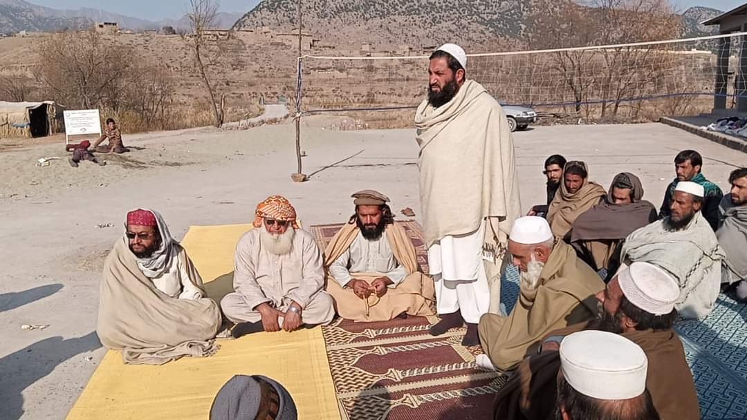 amjadazizafridi's tweet photo. جمعیت علماء اسلام کمرخیل کے امیر مولانا اسداللہ حقانی اور سابق صدر جمعیت طلبہ اسلام خیبر قاری قسمت اللہ جماعتی رہنماؤں سمیت تیراہ آئی ڈی پیز کا دورہ ،
دورے میں تیراہ متاثرین میں نقد رقم تقسیم کی اور ہر قسم تعاون کا یقین دلایا ❣️
#jui_social_media_team_khyber
#VoteForBook https://t.co/p3yzUWxKyP