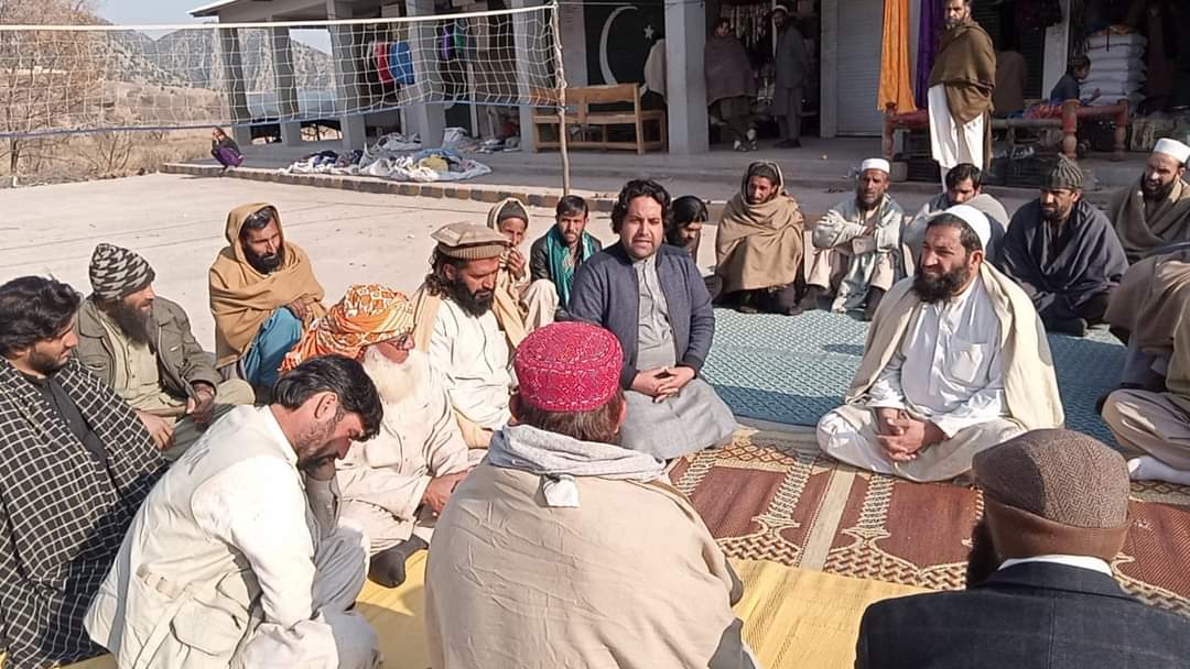 amjadazizafridi's tweet photo. جمعیت علماء اسلام کمرخیل کے امیر مولانا اسداللہ حقانی اور سابق صدر جمعیت طلبہ اسلام خیبر قاری قسمت اللہ جماعتی رہنماؤں سمیت تیراہ آئی ڈی پیز کا دورہ ،
دورے میں تیراہ متاثرین میں نقد رقم تقسیم کی اور ہر قسم تعاون کا یقین دلایا ❣️
#jui_social_media_team_khyber
#VoteForBook https://t.co/p3yzUWxKyP