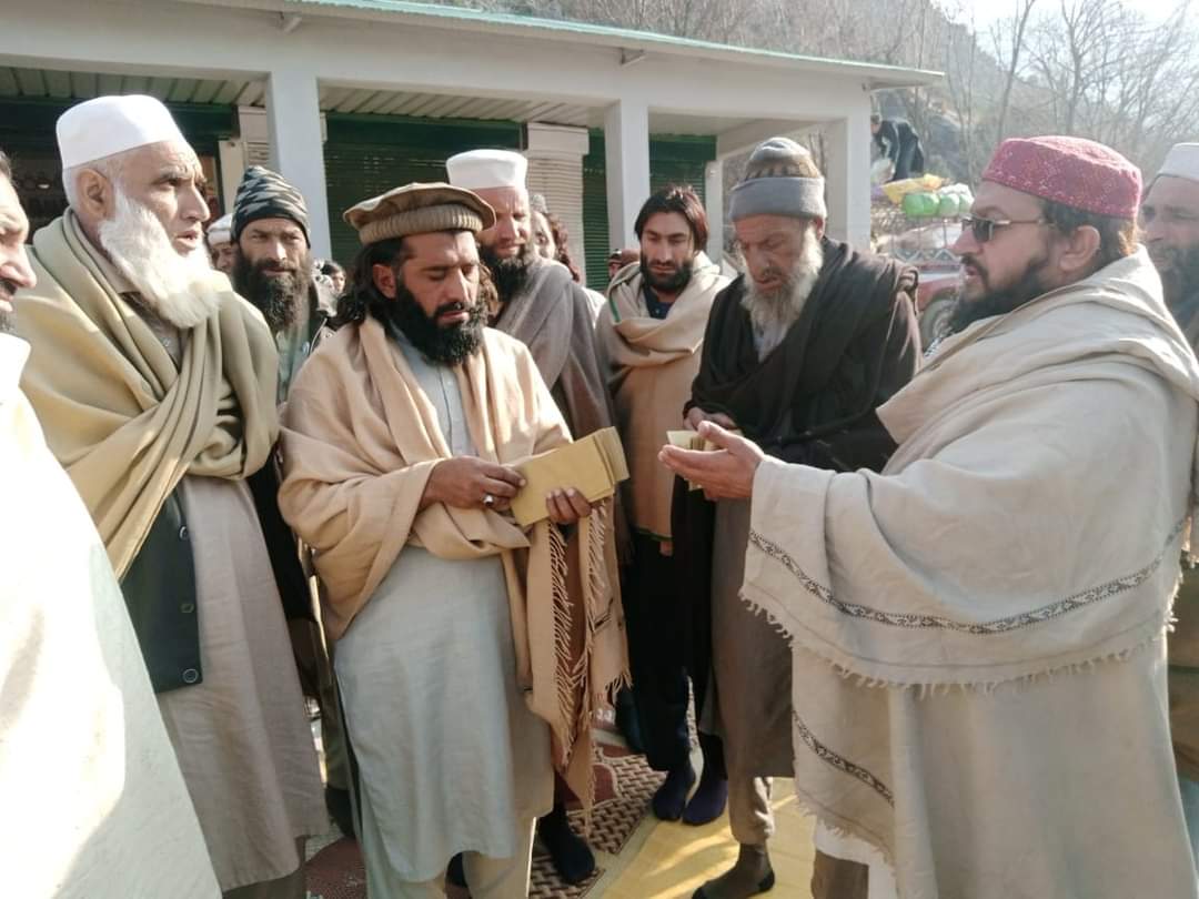 amjadazizafridi's tweet photo. جمعیت علماء اسلام کمرخیل کے امیر مولانا اسداللہ حقانی اور سابق صدر جمعیت طلبہ اسلام خیبر قاری قسمت اللہ جماعتی رہنماؤں سمیت تیراہ آئی ڈی پیز کا دورہ ،
دورے میں تیراہ متاثرین میں نقد رقم تقسیم کی اور ہر قسم تعاون کا یقین دلایا ❣️
#jui_social_media_team_khyber
#VoteForBook https://t.co/p3yzUWxKyP