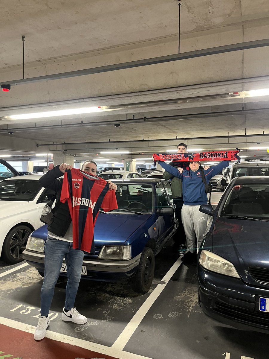 m_arberas's tweet photo. @albertoausin8 vamos 4 autistas para Barcelona a ver el @Baskonia en un peugot 205,  consígnenos unas camis o algo😉 https://t.co/QQNIaimOVo