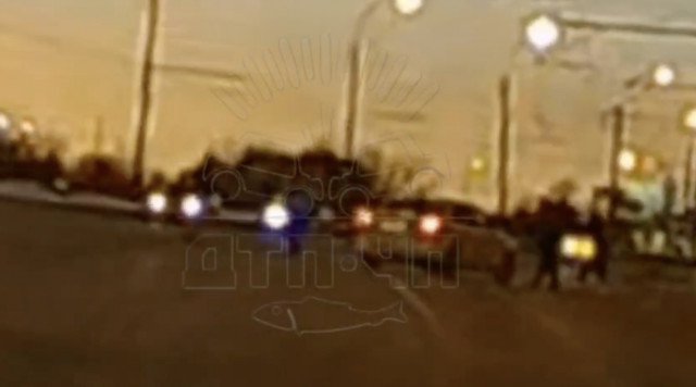 bportcom's tweet image. 🚨 В Мурманске на улице Кооперативной водитель Volkswagen ехал на запрещающий сигнал светофора, когда пешеходы переходили дорогу. В результате один человек был сбит

"Пешеход пояснил, что в медицинской помощи не нуждается", - сообщили “Би-порту” в УГИБДД

Фото: Мурманск ДТП ЧП