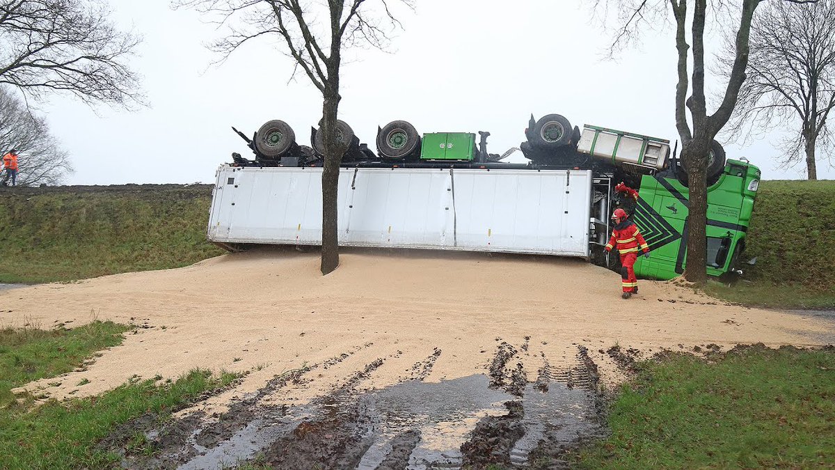 marcelklip's tweet photo. Froombosch - Vrachtwagen op de kop langs de Provincialeweg (N387) https://t.co/oEXfrLKP3f https://t.co/olXBc9A6VT