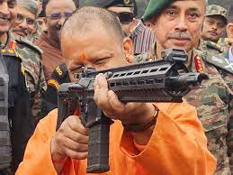 JUNGEAWAZ's tweet image. हाथ में राइफल लेकर लगाया निशाना, यूपी लखनऊ सेना के कार्यक्रम में दिखा सीएम योगी का अलग अंदाज 
jungeawaz.in/news-detail/MT… 
#UttarPradesh #Lucknow #KnowYour #Army #Festival @myogiadityanath @BJP4UP