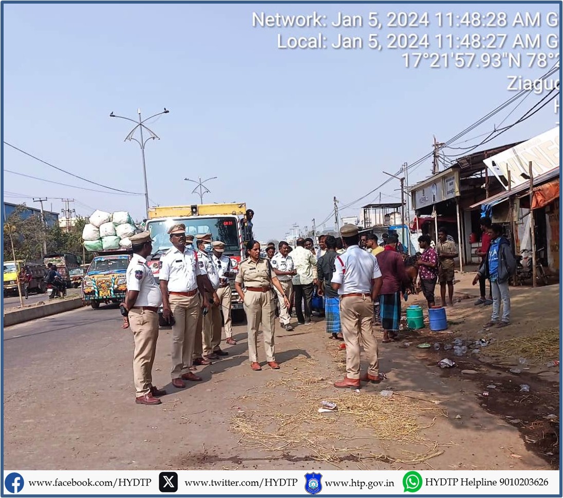HYDTP's tweet photo. #HYDTPinfo
Langer House Traffic Police under the supervision of Smt. D. Dhana Laxmi, ACP Tr SWZ conducted operation #ROPEhydtp at Jiyaguda Kamela, removed footpath encroachments and instructed not to obstruct the traffic flow.
@AddlCPTrfHyd https://t.co/J7b2hPxhK2