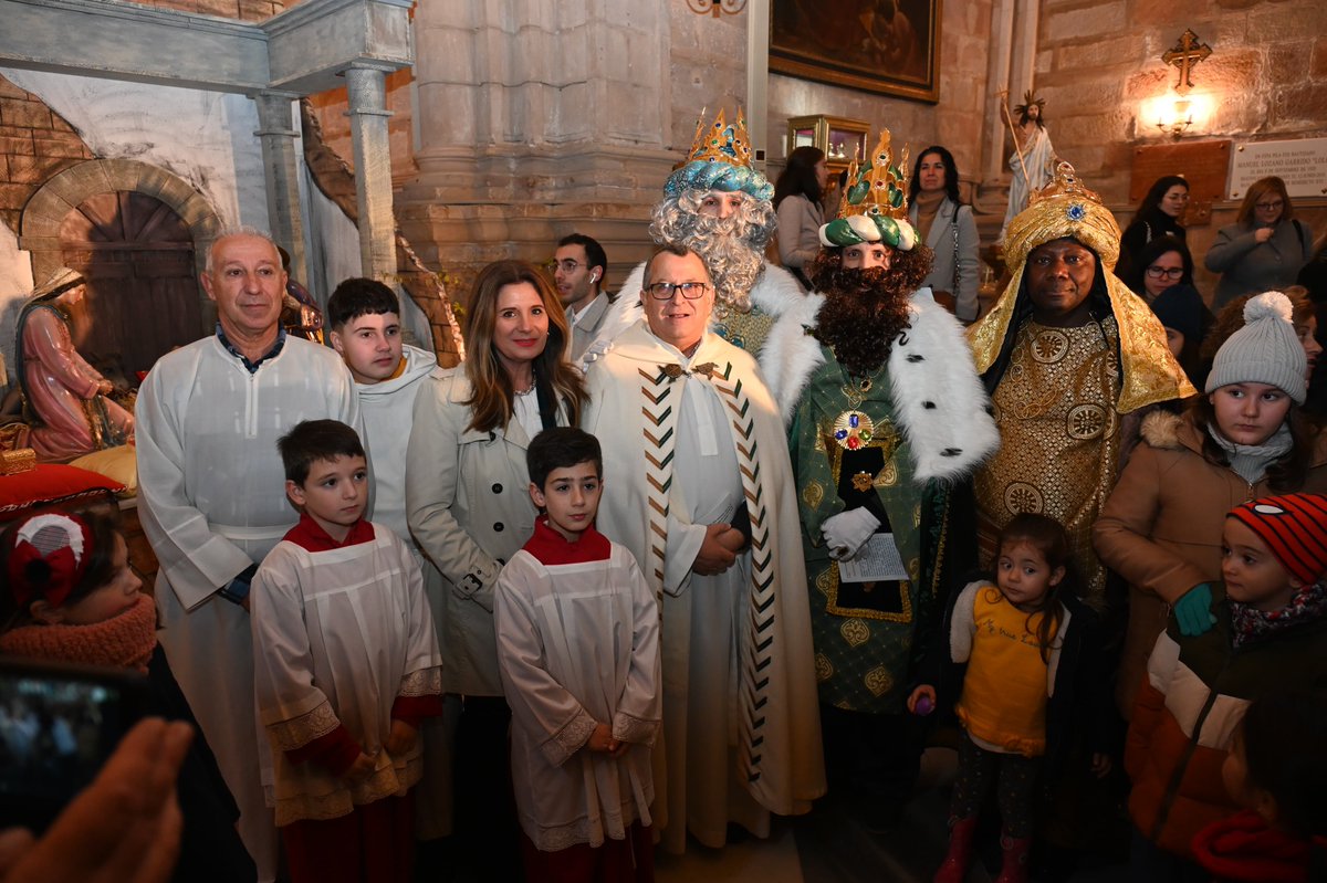 aytolinares's tweet photo. ⚪️ LOS REYES MAGOS YA ESTÁN EN LINARES
Melchor, Gaspar y Baltasar, ya se encuentran en #Linares.

👑 Entre las visitas de hoy, los Reyes Magos han acudido a la Basílica de Santa María, donde, acompañados por la alcaldesa, @auxidelolmo, han entregado sus ofrendas al Niño Jesús. https://t.co/Xl9k31GVXY