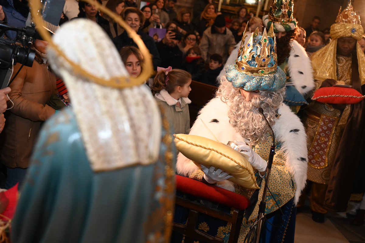 aytolinares's tweet photo. ⚪️ LOS REYES MAGOS YA ESTÁN EN LINARES
Melchor, Gaspar y Baltasar, ya se encuentran en #Linares.

👑 Entre las visitas de hoy, los Reyes Magos han acudido a la Basílica de Santa María, donde, acompañados por la alcaldesa, @auxidelolmo, han entregado sus ofrendas al Niño Jesús. https://t.co/Xl9k31GVXY
