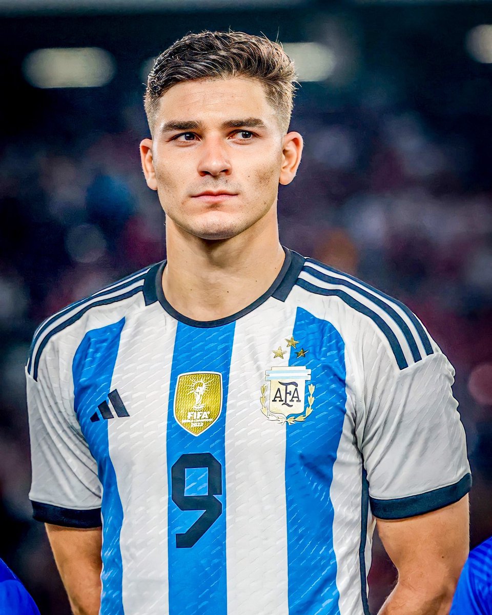 AtaqueFutbolero's tweet photo. 🇦🇷🤯 Julián Álvarez es el OCTAVO jugador MÁS VALIOSO del MUNDO, con un valor estimado en 165 MILLONES DE EUROS (!)

Solo lo superan Jude Bellingham, Erling Haaland, Vinícius Júnior, Rodrygo, Bukayo Saka, Phil Foden, Gavi. 💰

Vía @CIES_Football. https://t.co/NqJtPZcQbU