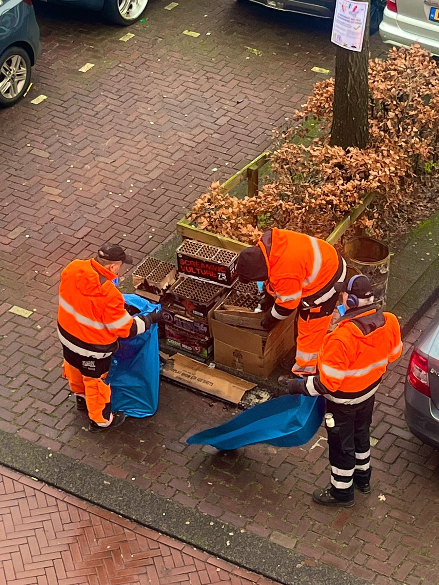 En natuurlijk op 01 januari de vuurwerkresten van de jaarwisseling opgeruimd en klaar gezet. Want ook dat is de #traditie 🗑🧹
Zo kan het dus ook #Nederland !

#denhaag #nieuwjaarsdag #opruimen #segbroek #vuurwerkblijezone #oudennieuw #vuurwerk #welvuurwerkvoormij #1januari 🥂🍾