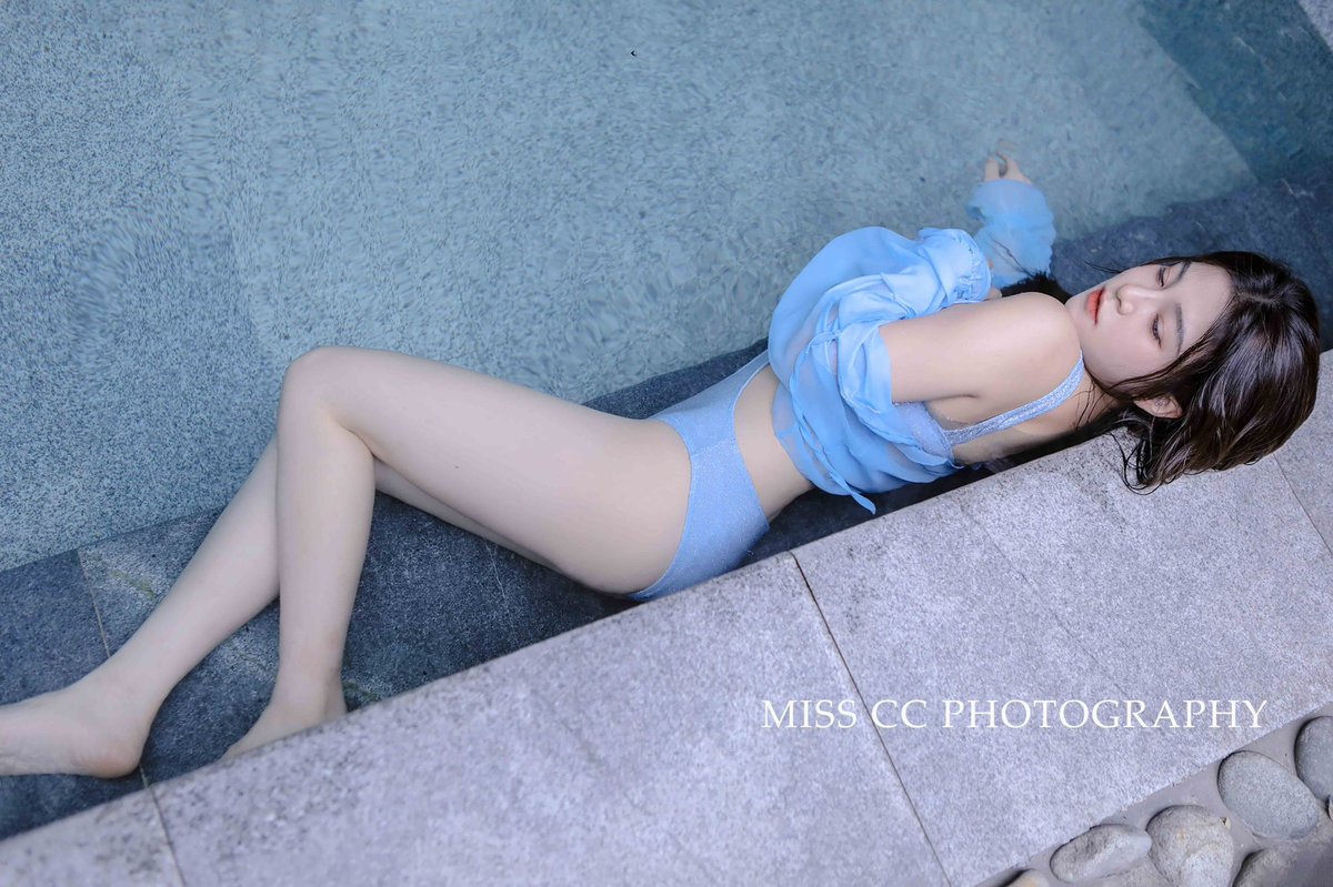 听一万种声音
但只成为自己

摄影/@misscc520 

#温泉写真 #私房写真 #私房摄影 #性感 https://t.co/gE9G1sZadR