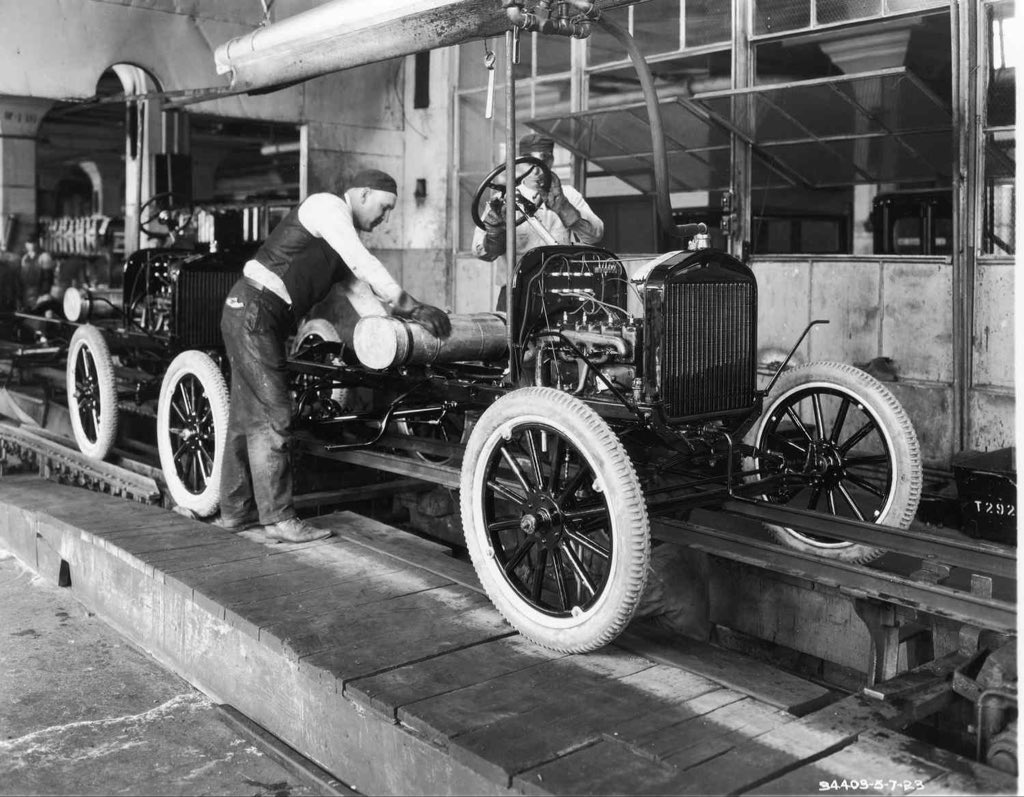 #Carhistory
On Jan 5, 1914 , The Ford Motor Company announces an eight-hour workday and minimum daily wage of $5 in salary plus bonuses.
To qualify To qualify for the minimum wage, workers had to meet certain criteria: 
1/1