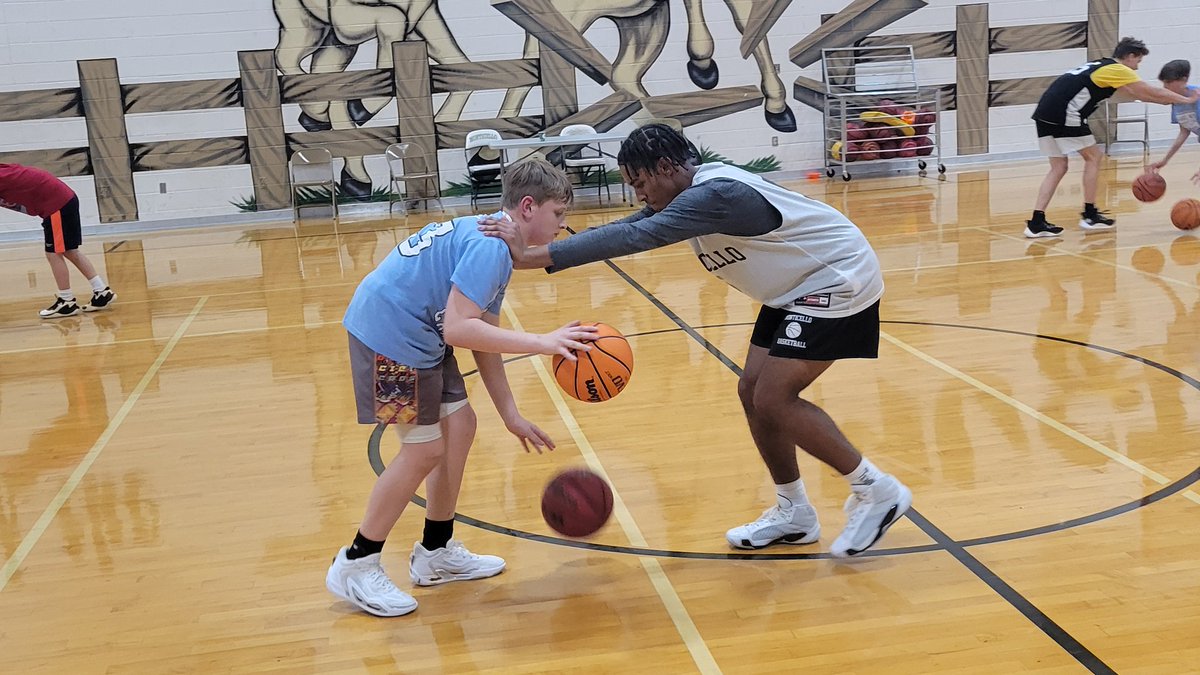 MonticelloAD's tweet photo. Q: What do Mustangs do after practice before GameDay?  
A: Volunteer by practicing ball-handling and sharing their experiences as student-athletes with the @playvaba 6th Grade Mustangs Gold team.  
Shout out to Coach Tinsley and Jason, Josh & Zayden for being positive role models in our community.
@BballMonticello 
@k12albemarle