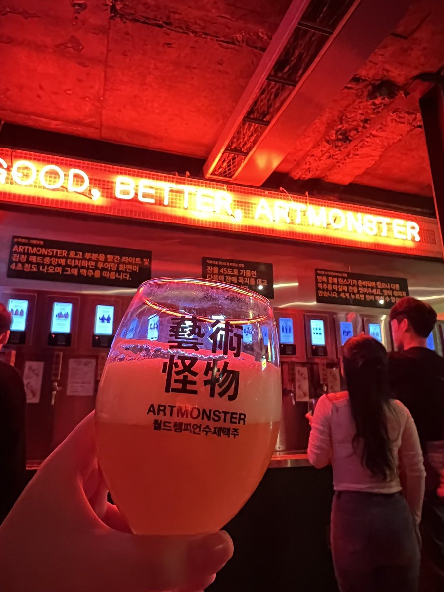 ramubebe's tweet photo. 韓国で一番好きなビール🍺専門店はやっぱりアートモンスター。　
インテリアは香港テーマでビールもめっちゃ美味しい☺️😚
(簡体字なぜか出てくるけど雰囲気が香港🇭🇰🥺)
#Artmonster https://t.co/qSjfbSgCo6