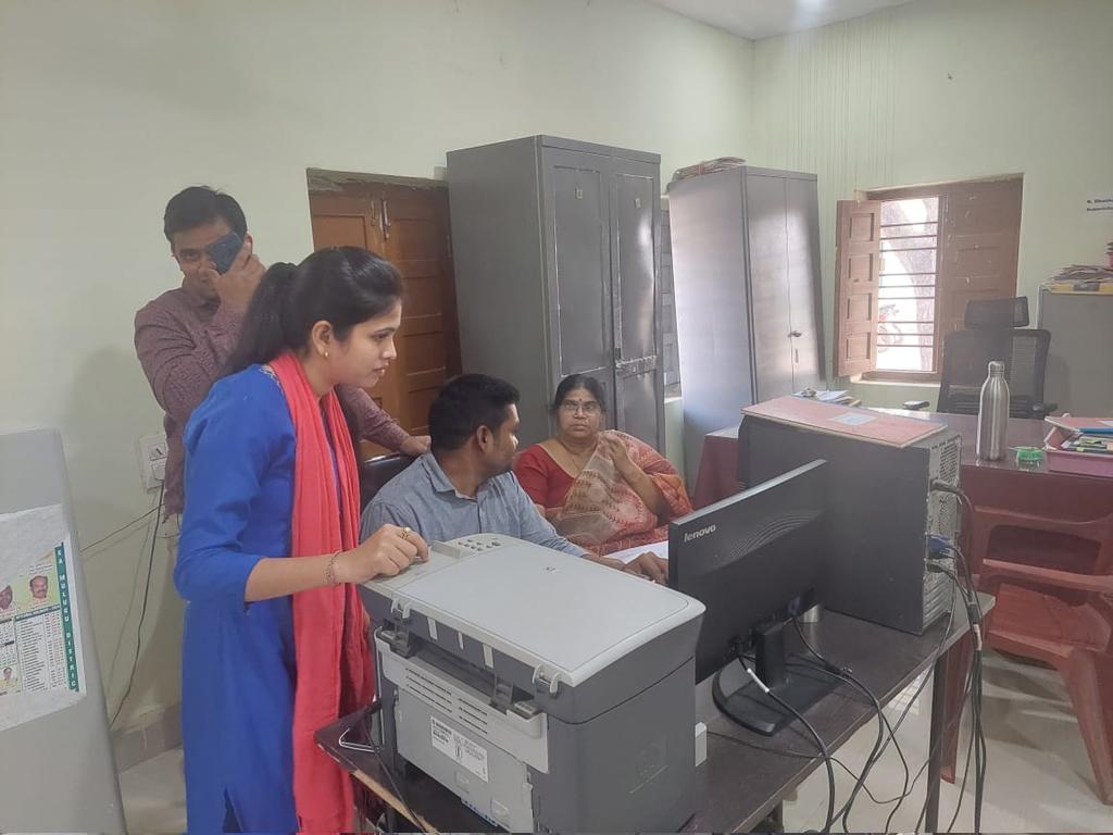 MpoMulug's tweet photo. "Locking people's requests "

Praja Palana application forms which were received at Gram Panchayats were being updated in online portal by a team of DEOs at Mulugu.

@CollectorMulugu @DPOMULUGU @iLa_TRiPaTHi @revanth_anumula @seethakkaMLA @srija_p_23 @TelanganaCMO @cprrd_ts https://t.co/RsTuajvqLa