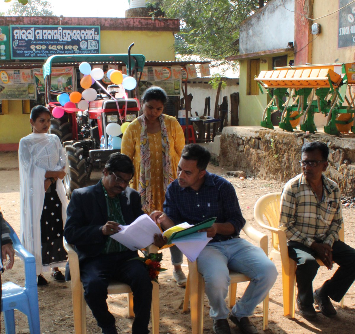 MANDI_Maize's tweet photo. Mauli Maa FPC adds more to its Farm Mechanization services with a tractor, rotavator &amp; power sprayer under SMAM scheme today financed by NABKISAN; inaugurated by CDAO, Nabarangpur @krushibibhag @arvindpadhee @NidhiNSrinivas @vipinaccess @ACCESSDevelopm1 @BMGFIndia @DMnabarangpur https://t.co/w94WkbIN5N