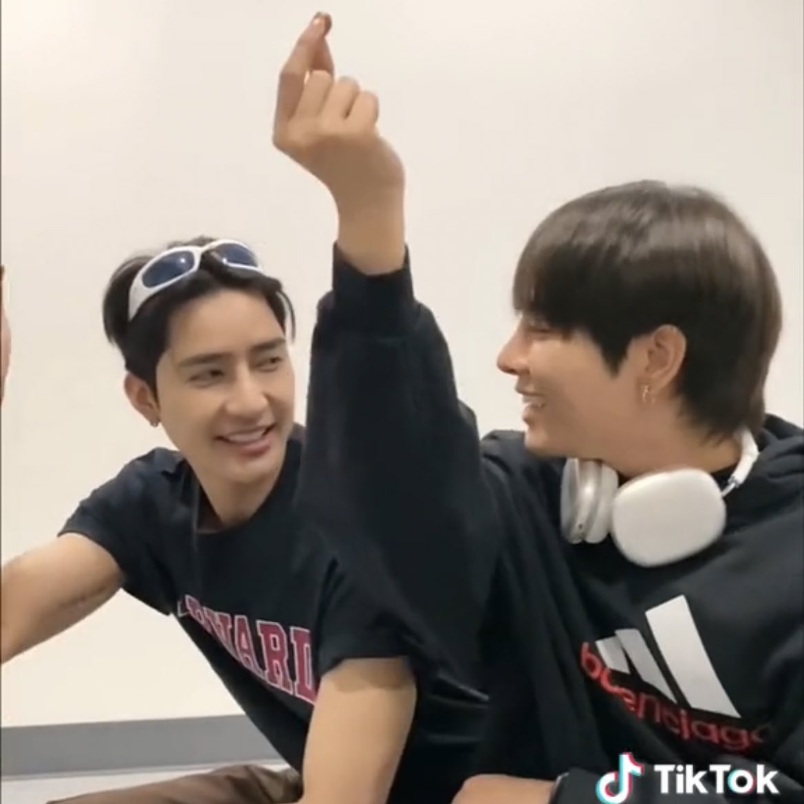 starlightsmix's tweet photo. ��ขาให้มองมือค่ะพี่เอิ้ด https://t.co/scdHXXZmda