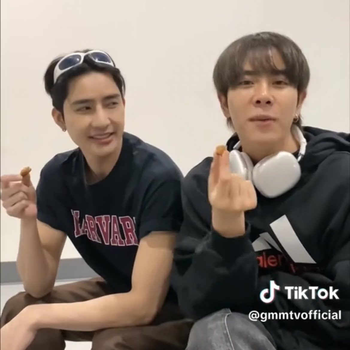 starlightsmix's tweet photo. ��ขาให้มองมือค่ะพี่เอิ้ด https://t.co/scdHXXZmda
