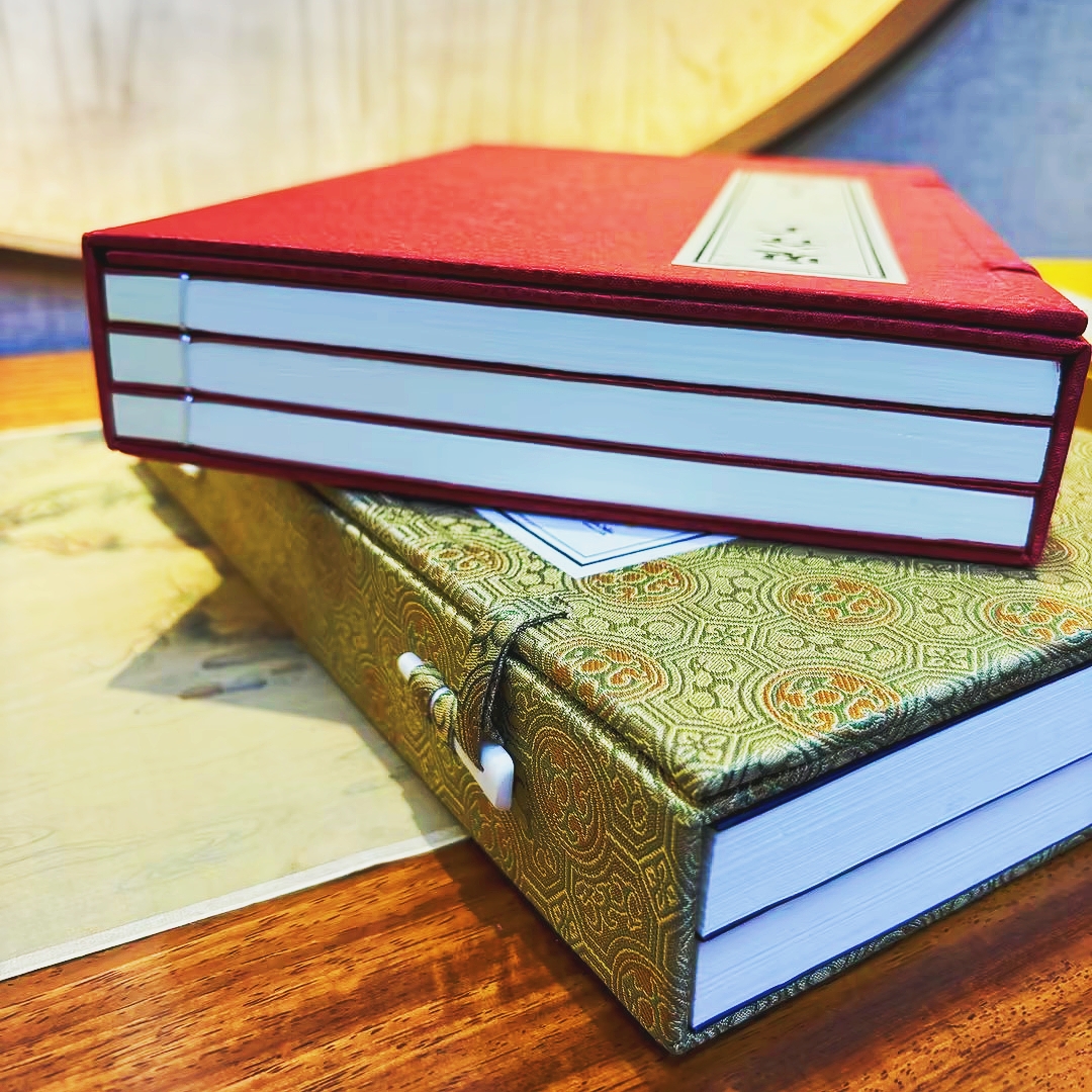 SPTculture's tweet photo. 古人的智慧--函套，给书籍更好的呵护📚
善品堂 #线装书 全部采用特别定制的书套收装。锦缎函套上的纹样古典优雅，配以牛骨别子，处处体现着中式古典美。
📷https://t.co/9UCCWQrrdj
#书籍 #传统文化 #古籍 #收藏 #chineseculture #美学 https://t.co/7fltqHyxYO