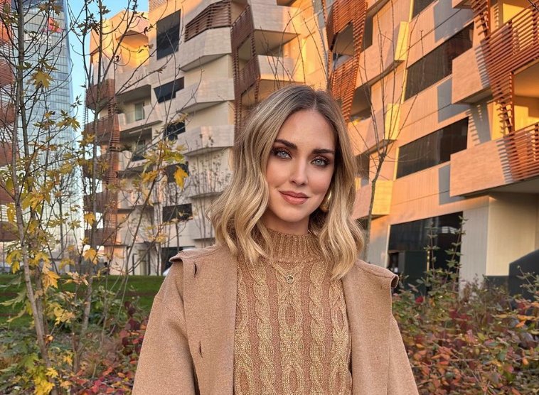 Yon_Yonson71's tweet photo. Differenze.
La donna a sinistra mente agli italiani e viene (giustamente) punita dagli sponsor che le tolgono gli ingaggi.
La donna a destra mente agli italiani e viene premiata con la nomina a presidente del consiglio.
#Ferragni 
#Meloni https://t.co/4UG0XtydUh