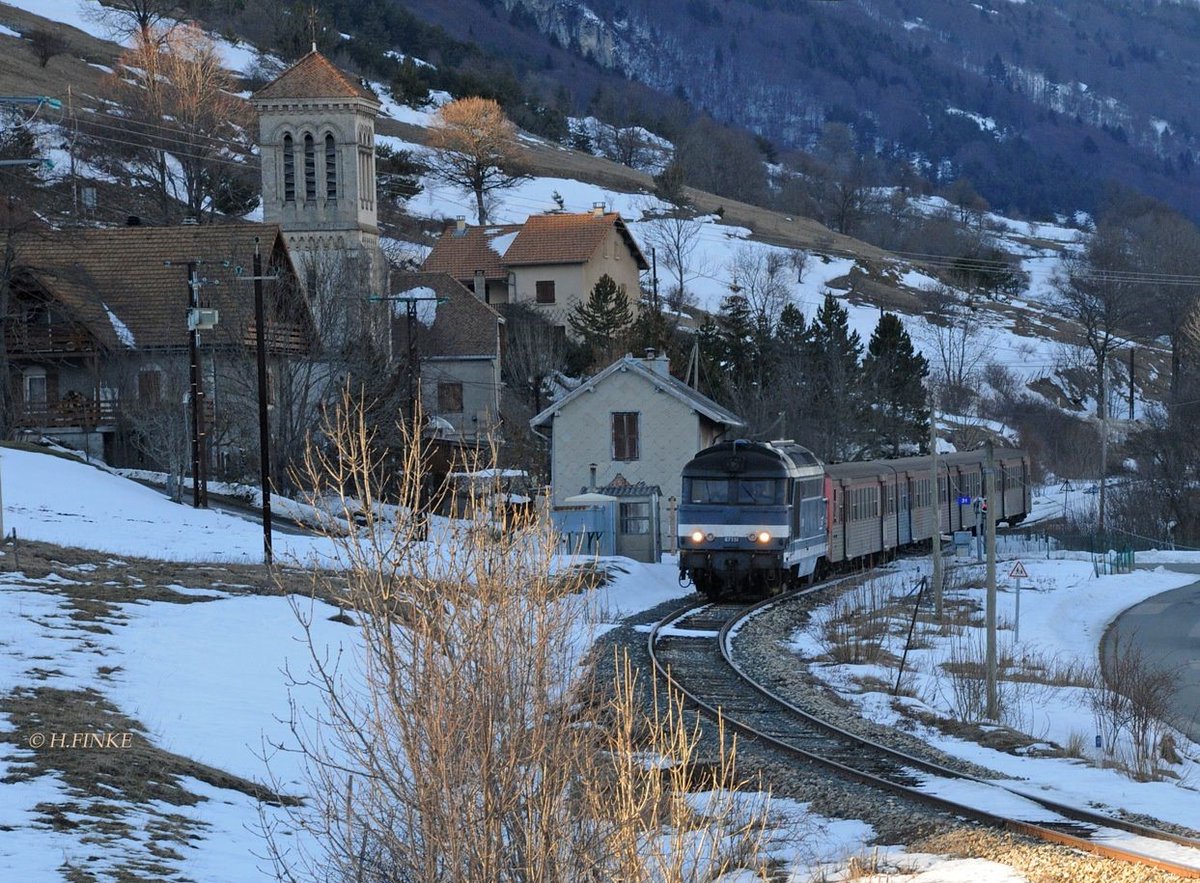 CheminsdeFerTC's tweet photo. Hiver 12 : la ligne Grenoble - Briançon traverse des problèmes qui incitent les usagers à se mobiliser. Les relations ferroviaires de l'époque : #BB67000 et rame RRR (pour 2h10 de trajet !) en halte de #LesLusettes (#LusLaCroixHaute).
Auteur : H. Finke par https://t.co/725TbBrmvC https://t.co/i8WpbfYAs1
