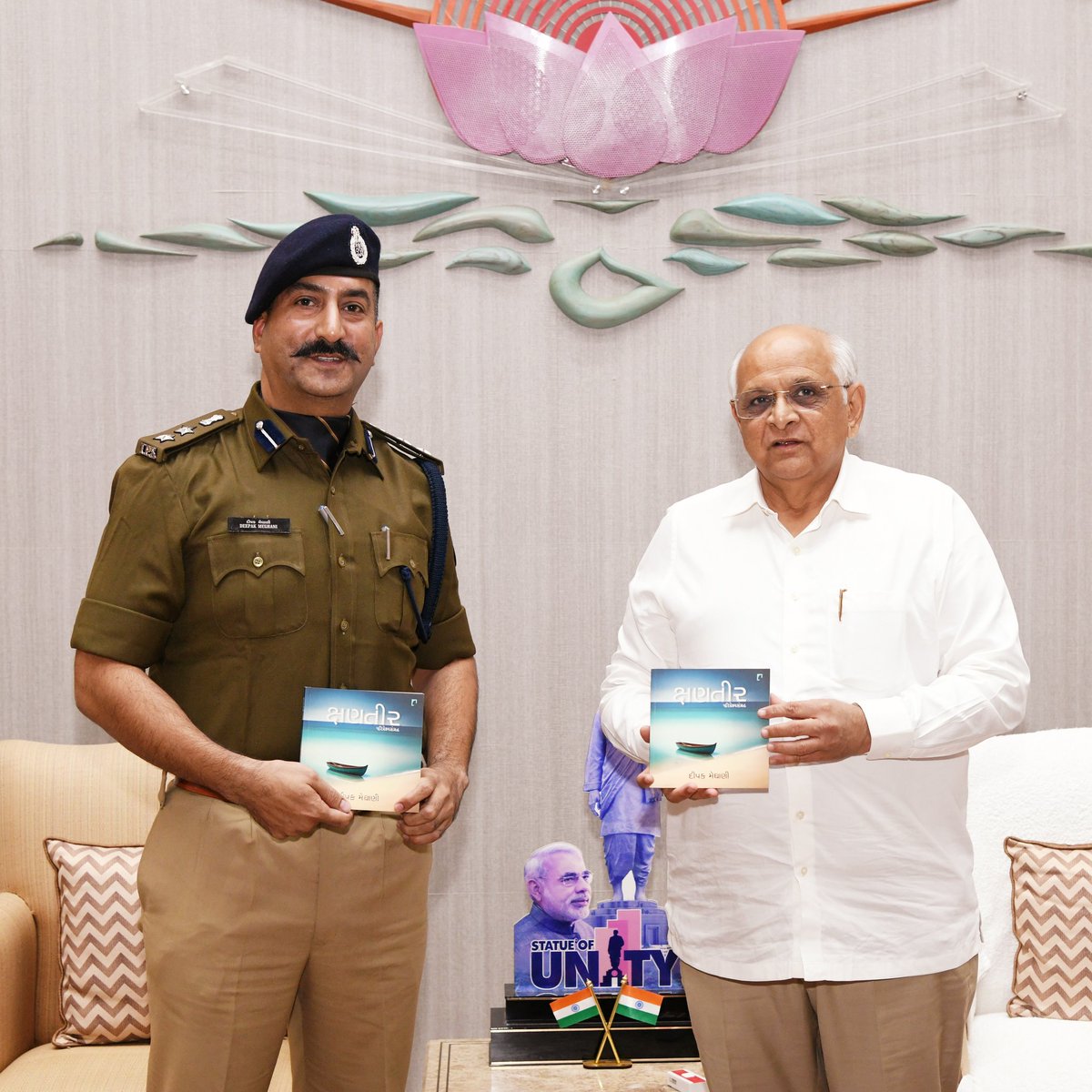 DeepakMeghani's tweet photo. 'Kshanteer' book release by Hon'ble Chief Minister of Gujarat. Grateful to @bhupendrapbjp sir for his blessings, to @ipranavparekh for his support and to @navbharatbooks for publishing 'Kshanteer'. https://t.co/Bn8jA0C1xm