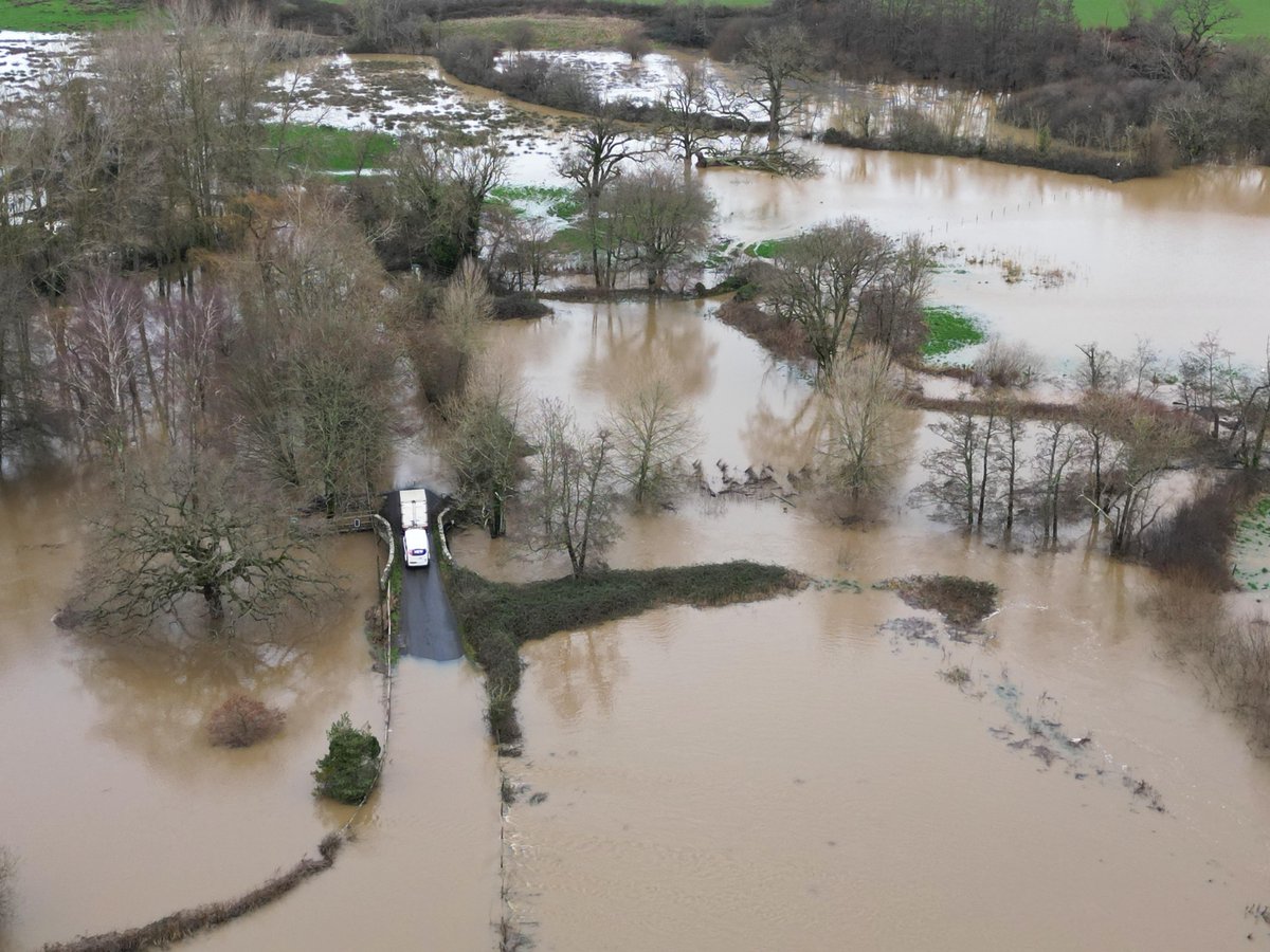brightonsnapper's tweet photo. SELHAM RD LODSWORTH - TWO DRIVERS RESCUED BY @WestSussexFire https://t.co/f9Wz0BKNJL