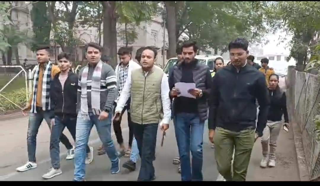 abvpdhar's tweet photo. अखिल भारतीय विद्यार्थी परिषद धार नगर इकाई द्वारा “एकलव्य विद्यालय में छात्रा की आत्महत्या” के विषय को जांच कर दोषियों पर कार्यवाही करने हेतु ज्ञापन दिया।🚩

#abvpdhar #abvpmalwa https://t.co/Im5wPLE1u3