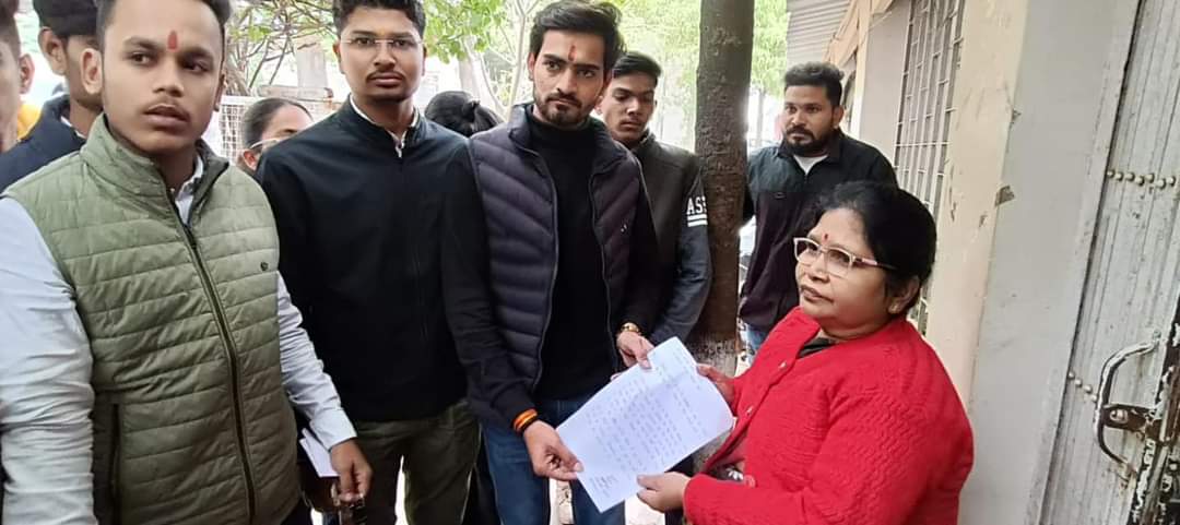 abvpdhar's tweet photo. अखिल भारतीय विद्यार्थी परिषद धार नगर इकाई द्वारा “एकलव्य विद्यालय में छात्रा की आत्महत्या” के विषय को जांच कर दोषियों पर कार्यवाही करने हेतु ज्ञापन दिया।🚩

#abvpdhar #abvpmalwa https://t.co/Im5wPLE1u3