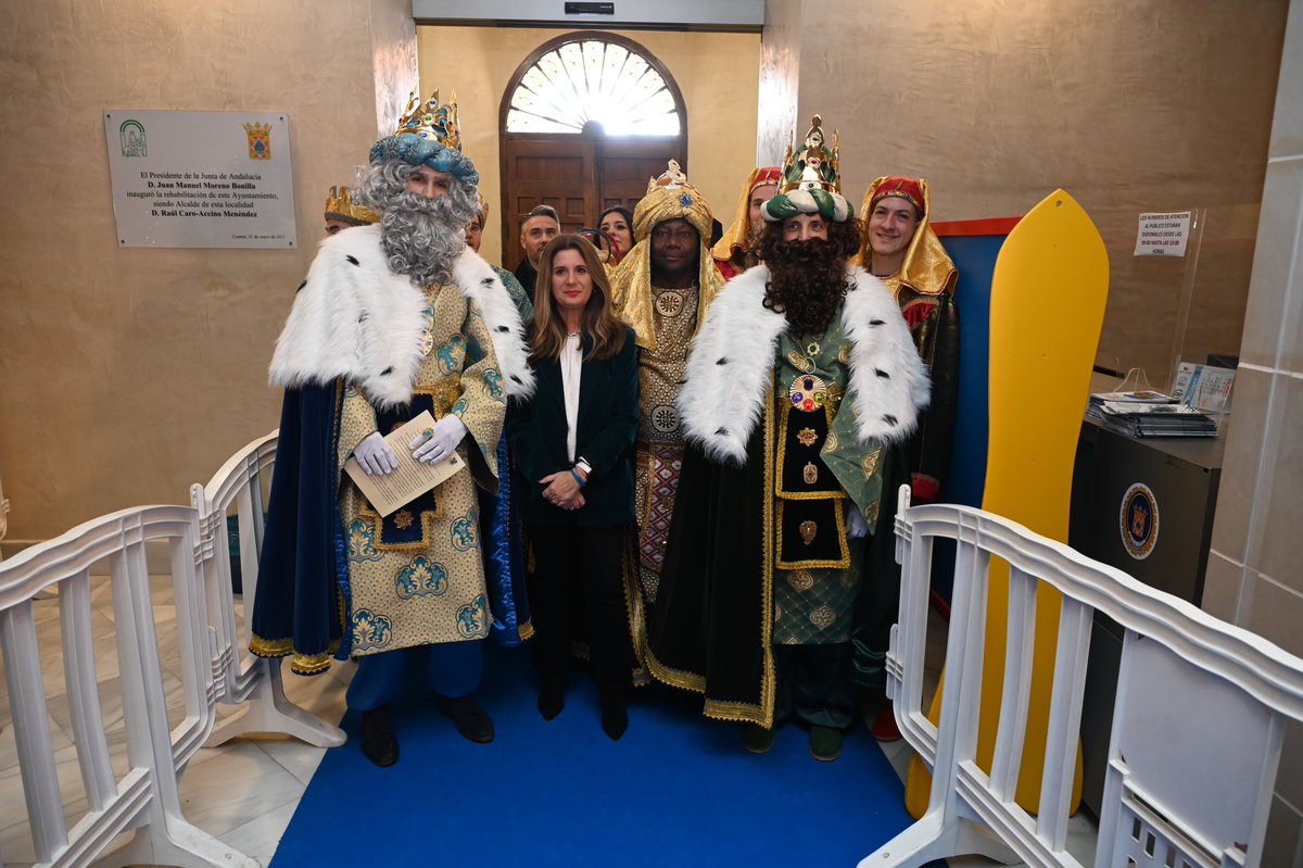 aytolinares's tweet photo. ⚪️ RECEPCIÓN OFICIAL A LOS REYES MAGOS
En su visita a #Linares, Sus Majestades de Oriente han acudido hasta el Ayuntamiento, donde se ha celebrado la recepción oficial por parte de la alcaldesa de la ciudad, @auxidelolmo, y autoridades de la Corporación Municipal. https://t.co/npplHOCACV