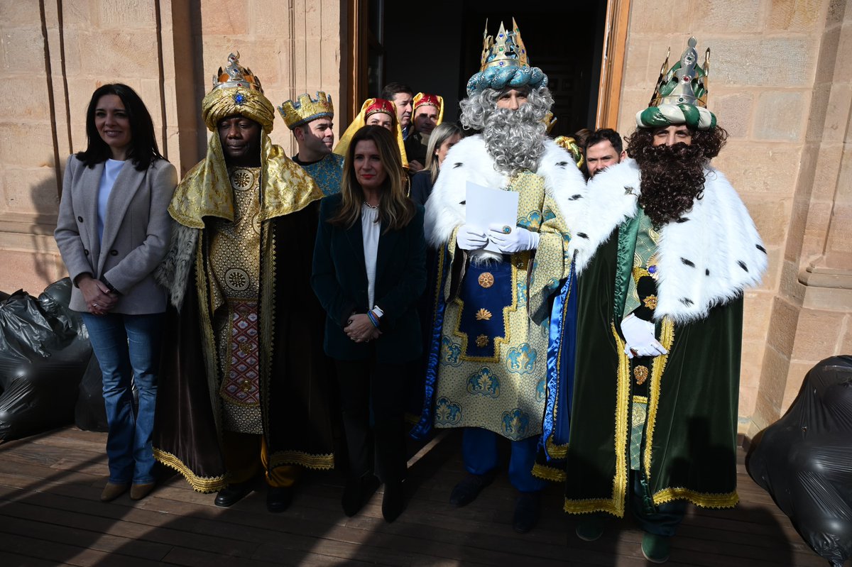 aytolinares's tweet photo. ⚪️ RECEPCIÓN OFICIAL A LOS REYES MAGOS
En su visita a #Linares, Sus Majestades de Oriente han acudido hasta el Ayuntamiento, donde se ha celebrado la recepción oficial por parte de la alcaldesa de la ciudad, @auxidelolmo, y autoridades de la Corporación Municipal. https://t.co/npplHOCACV