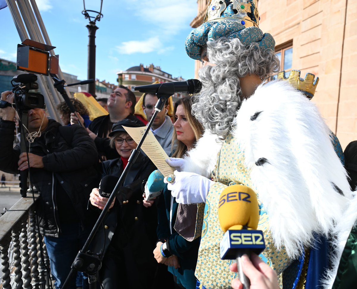 aytolinares's tweet photo. ⚪️ RECEPCIÓN OFICIAL A LOS REYES MAGOS
En su visita a #Linares, Sus Majestades de Oriente han acudido hasta el Ayuntamiento, donde se ha celebrado la recepción oficial por parte de la alcaldesa de la ciudad, @auxidelolmo, y autoridades de la Corporación Municipal. https://t.co/npplHOCACV