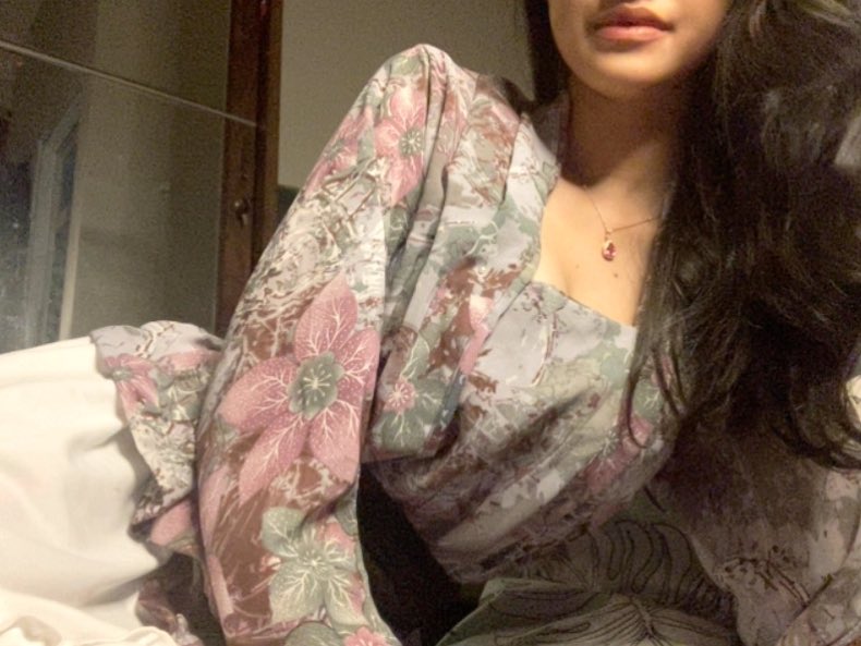 aarummanis's tweet photo. ♡ ⋆𐙚₊˚⊹ UTAS SEMUA KEBAYA CANTIKKU ⋆𐙚₊˚⊹♡
~Review dan penemuanku~
1. Kebaya 16ribu (Seharga seblak) 😭
https://t.co/5CiOpK00Rr

Kebayanya enak, adem, motifnya cantik bahannya siffon KAGET BISA SEBAGUS ITU, kembennya bisa 2 model. (-) gk ada kancing, jd harus pake peniti https://t.co/waTMIX3QIt