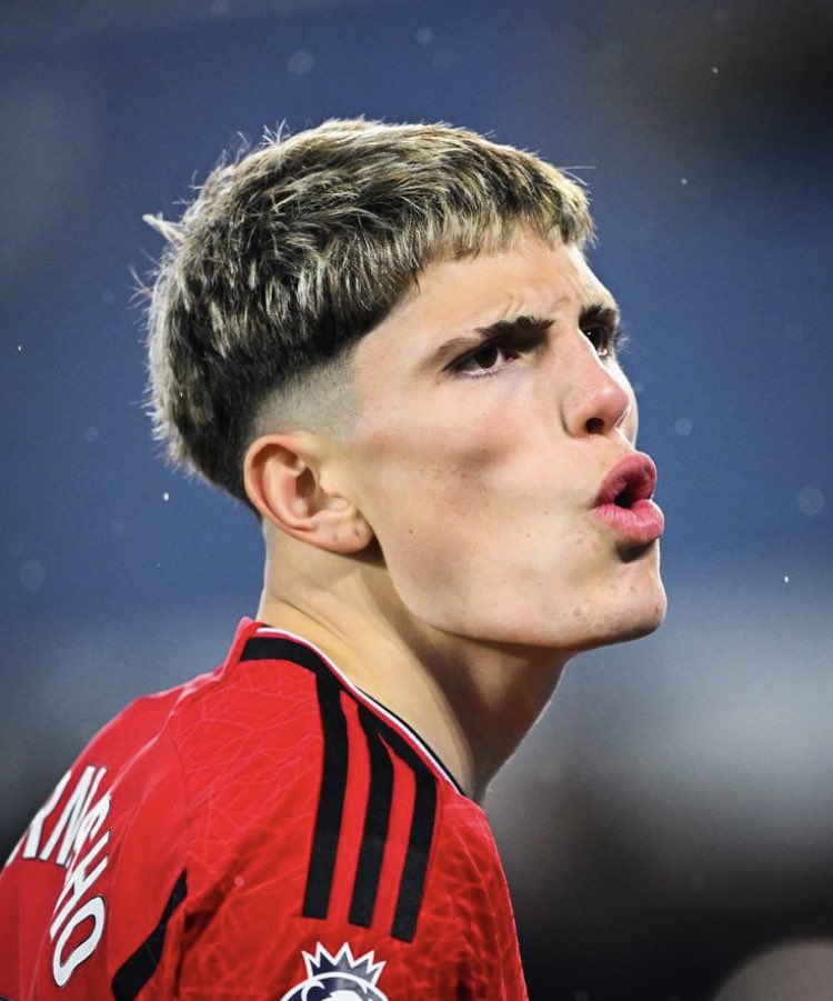 UtdLoyals_'s tweet photo. 🚨🚨| Two Players… Who You Picking? 🤔 

Like for Alejandro Garnacho ❤️🇦🇷 
Retweet for Gabriel Martinelli 🔄🇧🇷 

#MUFC || #AFC ✅ https://t.co/xaDo6la22r
