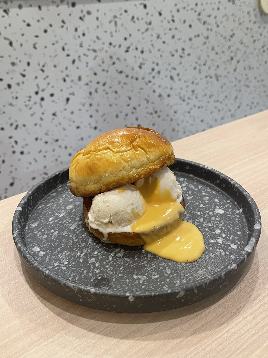 somethingdyluv's tweet photo. “Bing bun” ขนมหวานไืทยทวิสต์จากเชฟแมกซ์ master chef thailand🧑🏻‍🍳
🐣บันหน้าล้นไข่เค็ม : โปเตโต้บันหอมนุ่ม ทานกับซอสไข่เค็มฉ่ำๆ
🧡บิงบันชาไทย : บิงซูชาไทยรสเข้มข้น ทานคู่กับท็อปปิ้งหลากหลาย *reccommend✨
แนะนำให้ลองเลยย
📍ถนนบรรทั��ทอง เยื้องซอยจุฬา 20
⏱️16:00 - 00:00 น. #อร่อยบอกต่อ https://t.co/esQFpE5YHa